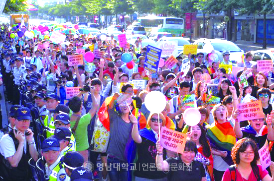 People who participated  the Daegu Queer Culture Festival in 2014.(Provided by the seoul newspaper)