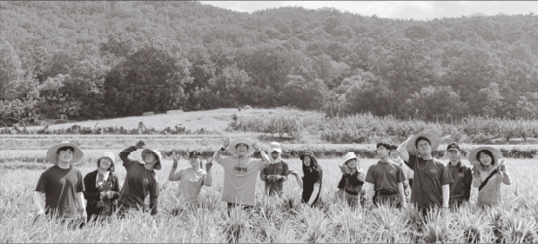 함께 논밭을 가꾸어 나가는 이학정 대표와 지역 귀농·귀촌 청년들