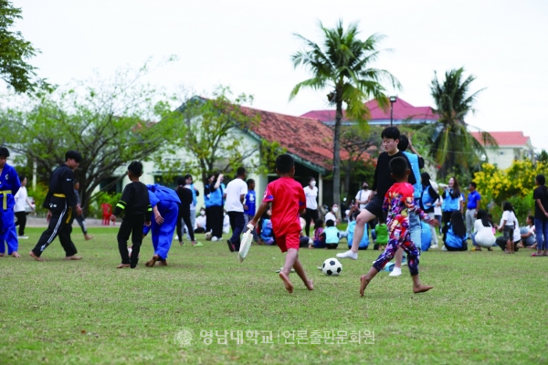 Students and orphanage children having fun (Provided by student Ha Yun-seok)