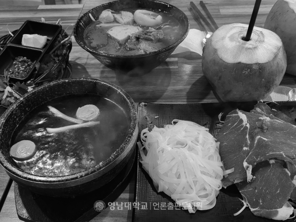 Hot stone pot pho, bun bo hue, and coconut (Photo by reporter Woo Ji-yun)