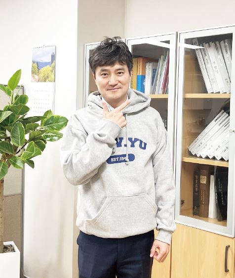 ‘영남상회’에서 판매하는 후드티를 입은 윤정현 교수