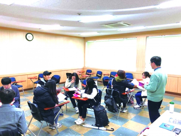 Students are paying attention to the class.(Photo by reporter Yoo Chan-jong)
